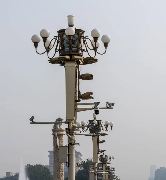 Övervakningskameror och lampor på Himmelska fridens torg — Stockfoto