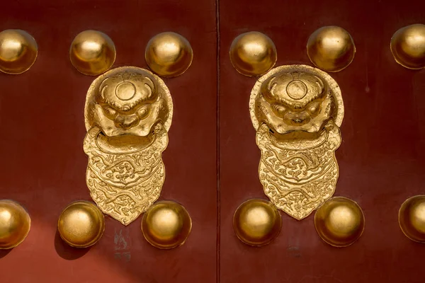 Lion knockers op deuren van de verboden stad in Peking — Stockfoto