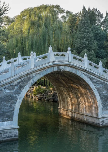 Puente arqueado en el Palacio de Verano a las afueras de Beijing, China —  Fotos de Stock
