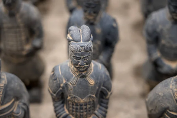 Guerreros del ejército de terracota enterrados en la tumba del emperador fuera de Xian China —  Fotos de Stock