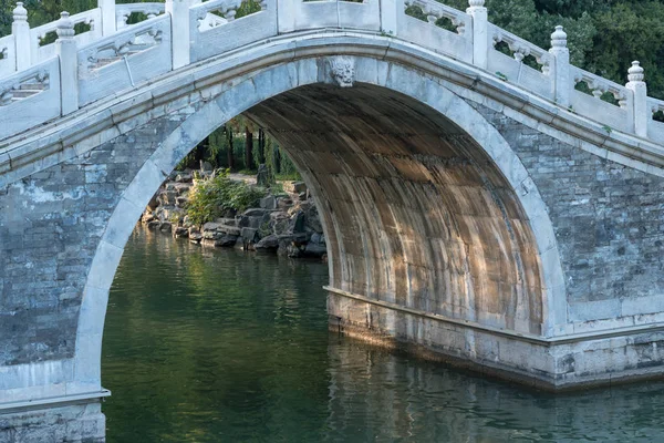 北京、中国外で夏の宮殿のアーチ型の橋 — ストック写真