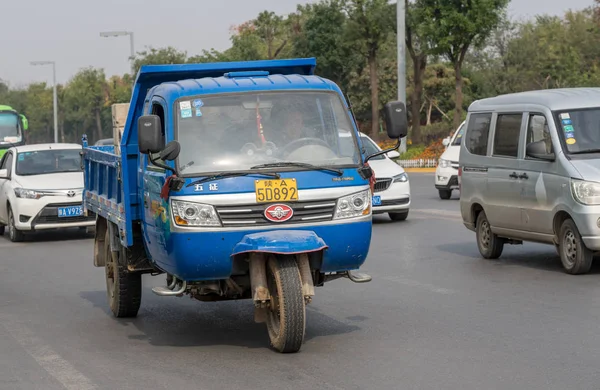 Camion à trois roues de WAW dans les rues de Xian en Chine — Photo