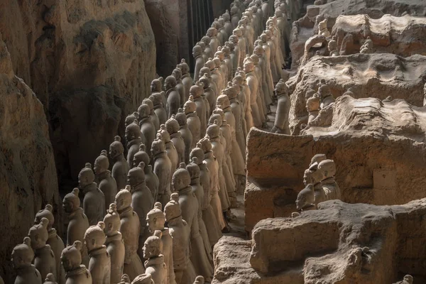 Guerreros del ejército de terracota enterrados en la tumba del emperador fuera de Xian China — Foto de Stock