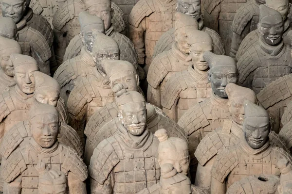 Guerriers de l'armée de terre cuite enterrés dans la tombe de l'empereur en dehors de Xian Chine — Photo