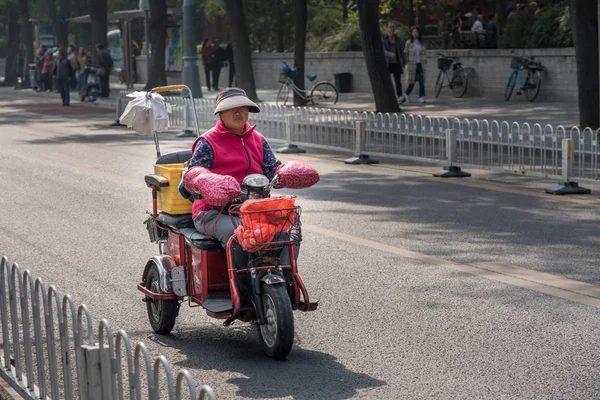 Triciclo eléctrico verde para limpiador de calles en Beijing — Foto de Stock