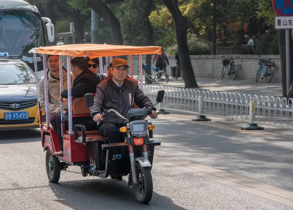 Электрические рикши или велотакси в Пекине — стоковое фото