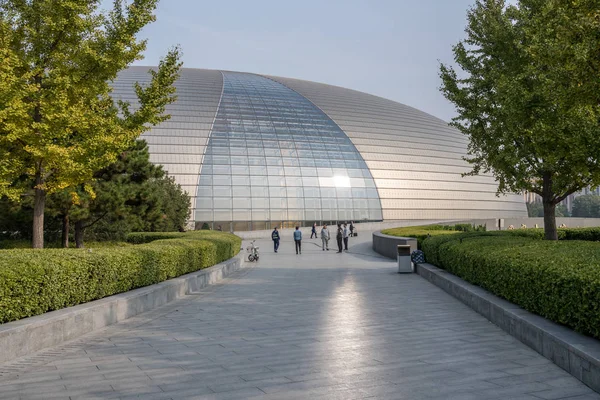 Nationales Zentrum für darstellende Kunst in Peking, bekannt als Eierbau — Stockfoto