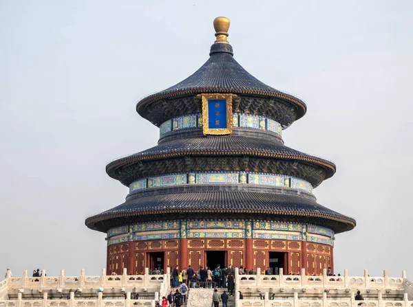 Touristen rund um den Himmelstempel in Peking China — Stockfoto