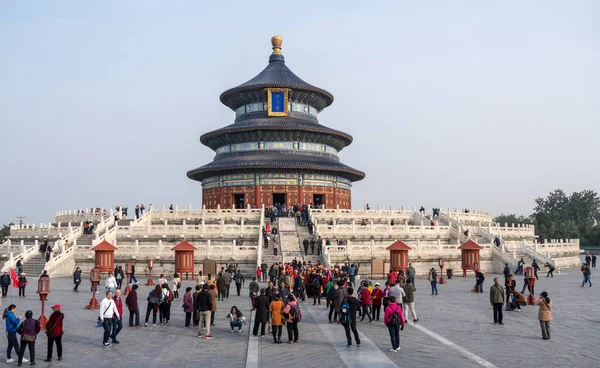 Touristen rund um den Himmelstempel in Peking China — Stockfoto