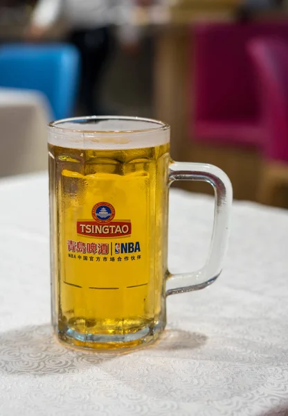 Tankard of Tsingtao in restaurant in Beijing — Stock Photo, Image