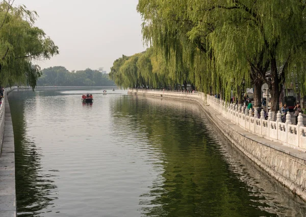 เรือบนทะเลสาบที่ Hutong ในปักกิ่ง — ภาพถ่ายสต็อก