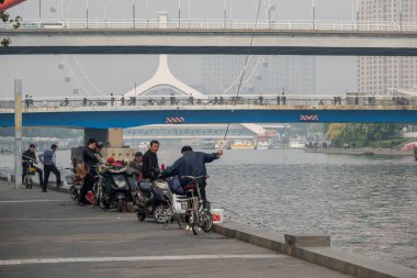 Tianjin, Çin - 21 Ekim 2018: yerel balıkçılar tarafından Tientsin göz Ferris wheel Tianjin içinde