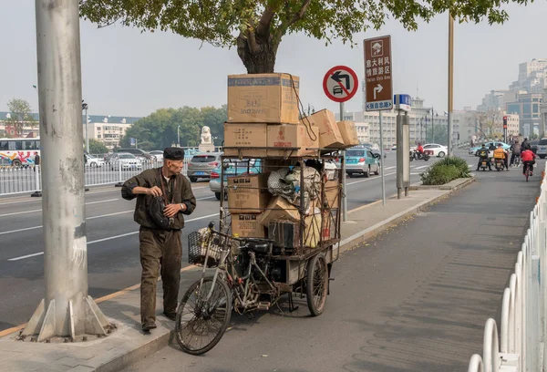 Local delivery man with bicycle by RIver Haihe in Tianjin — Stock Photo, Image
