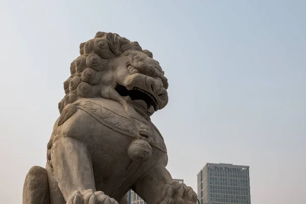 Detail van snijwerk onder de brug over de rivier Haihe in Tianjin — Stockfoto