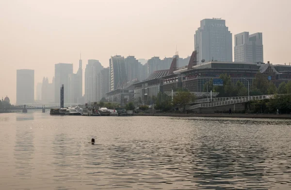 Schwimmen im Fluss Haihe in Tianjin — Stockfoto