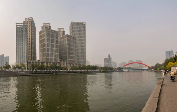 Tientsin Eye и современные здания RIver Haihe в Тяньцзине — стоковое фото