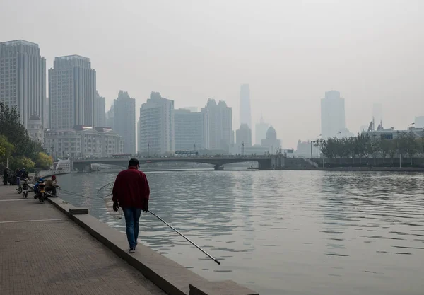 Rybaření v řece Haihe v Tianjin — Stock fotografie