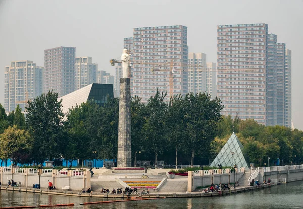 Matka a dítě socha od řeky Haihe v Tianjin — Stock fotografie