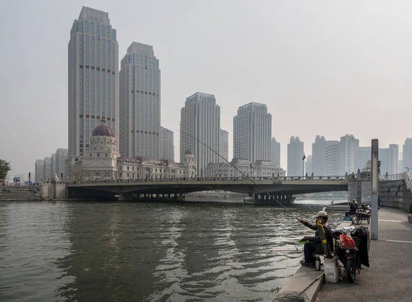 Rybaření v řece Haihe v Tianjin — Stock fotografie