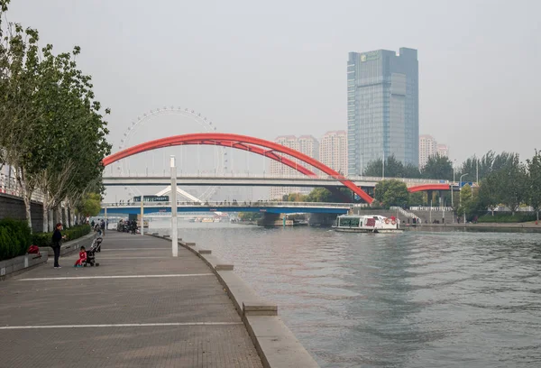 Tientsin Eye e edifícios modernos por River Haihe em Tianjin — Fotografia de Stock