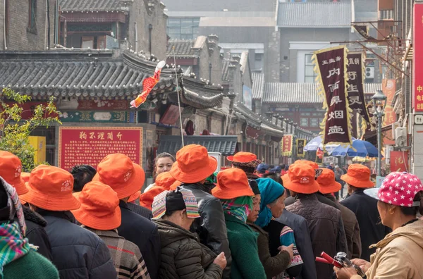 Turisti cinesi locali presso l'antica strada culturale a Tianjin — Foto Stock