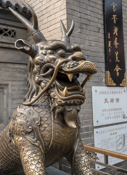 Frotar la mano de la estatua trae buena suerte en Tianjin — Foto de Stock