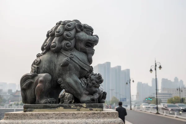 Detail der Löwenschnitzerei auf einer Brücke über den Fluss Haihe in Tianjin — Stockfoto
