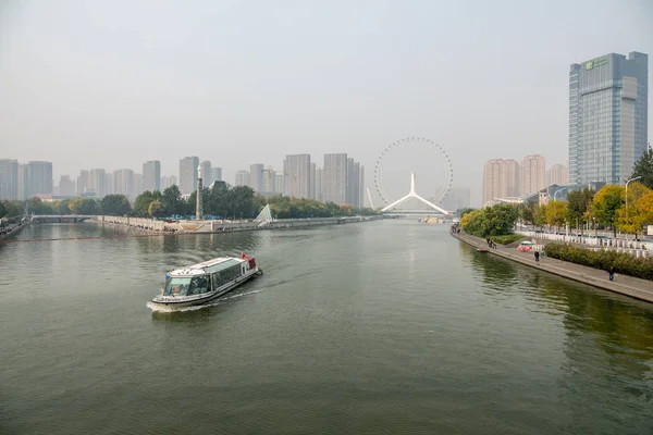 Tientsin eye und moderne Gebäude am Fluss haihe in tianjin — Stockfoto