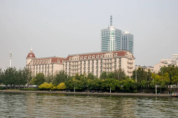 Prédios modernos por River Haihe em Tianjin — Fotografia de Stock