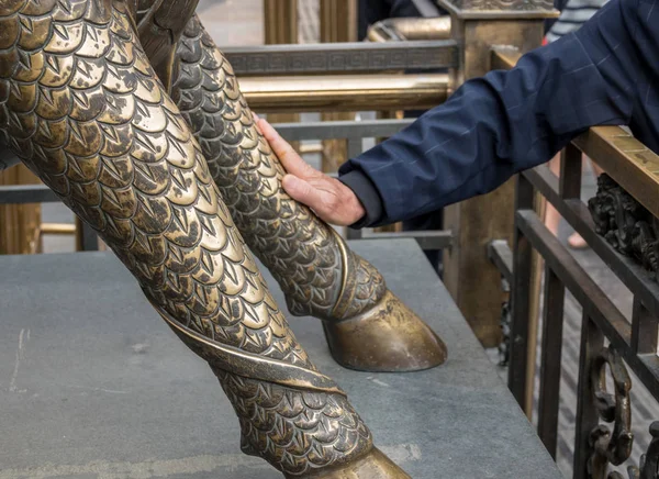 Тонкая нога статуи приносит удачу в Тяньцзине — стоковое фото