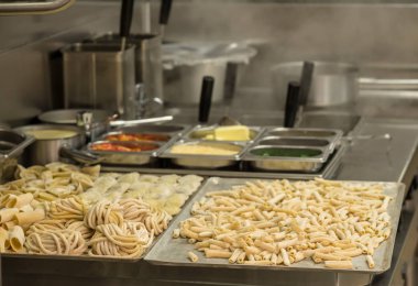 Makarna ticari mutfakta yemek pişirmek için hazır