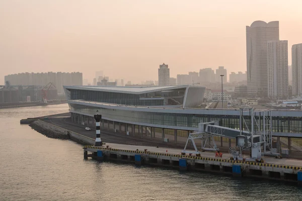 Kreuzfahrtschiff internationales Terminal von Qingdao in China — Stockfoto