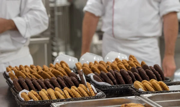 Cookies worden gebakken in commerciële keuken — Stockfoto
