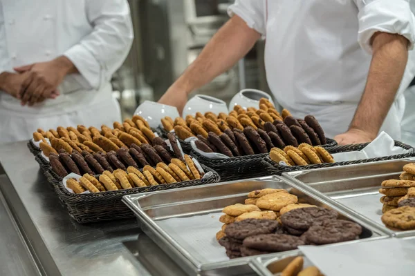 Soubory cookie se peče v komerční kuchyni — Stock fotografie