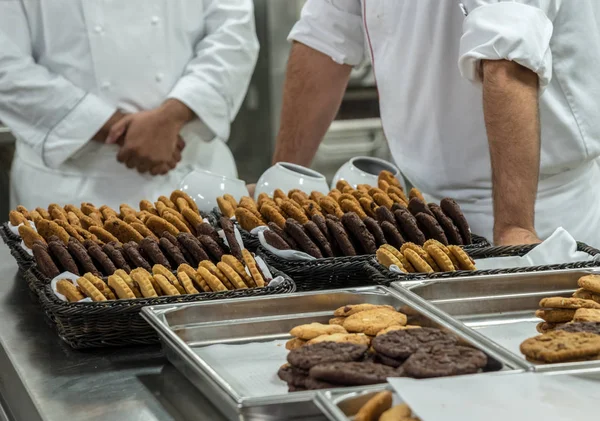 Soubory cookie se peče v komerční kuchyni — Stock fotografie