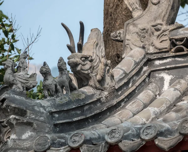 Detail střechy staré taoistické chrámu v Laoshan poblíž Qingdao — Stock fotografie