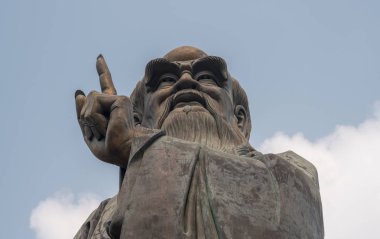 Lao Tze Laoshan Qingdao yakınındaki adlı heykeli