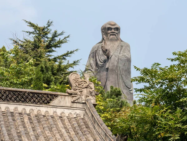 Standbeeld van Lao Tze op Laoshan in de buurt van Qingdao — Stockfoto