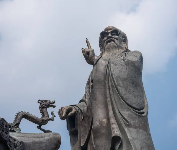 Dragón por estatua de Lao Tze en Laoshan cerca de Qingdao —  Fotos de Stock