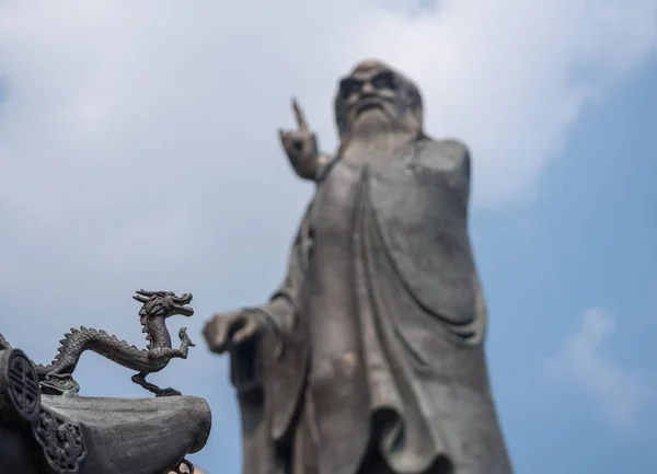 Dragón por estatua de Lao Tze en Laoshan cerca de Qingdao —  Fotos de Stock