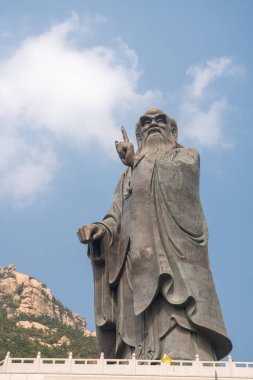 Lao Tze Laoshan Qingdao yakınındaki adlı heykeli