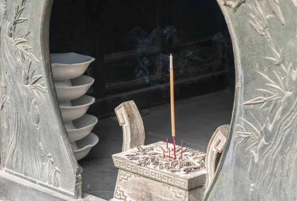 Queimador de incenso no templo em Laoshan perto de Qingdao — Fotografia de Stock