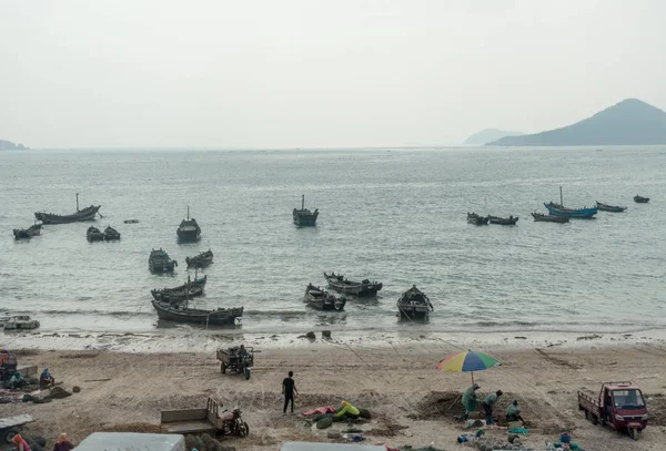 Barcos de pesca descarregar captura em Qingdao — Fotografia de Stock