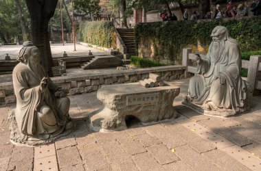 Laoshan Qingdao yakınındaki, Lao Tze ile tartışma Konfüçyüs