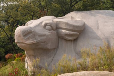 Laoshan Qingdao yakınındaki taş oyma hayvan
