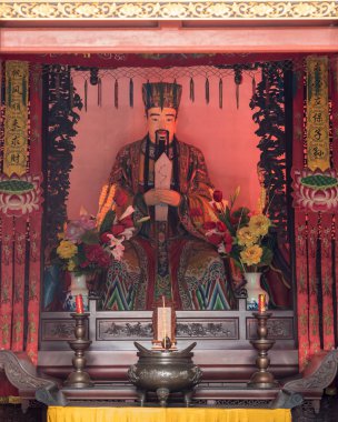 Laoshan Qingdao yakınındaki Taoist tapınakta sunakta heykele