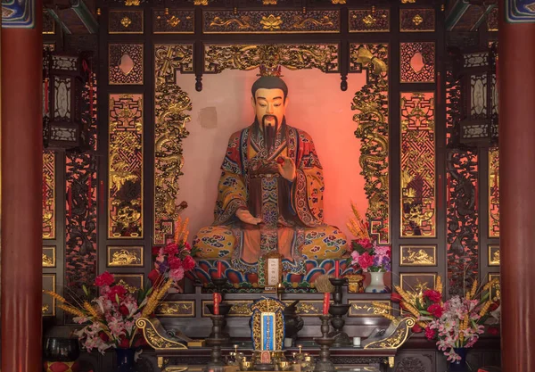 Estatua sobre altar en templo taoísta en Laoshan cerca de Qingdao — Foto de Stock