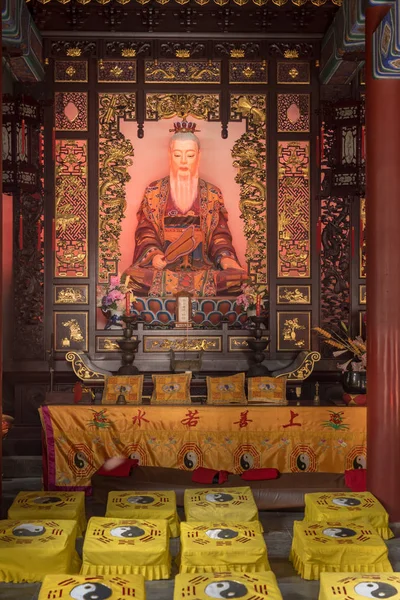 Estatua sobre altar en templo taoísta en Laoshan cerca de Qingdao — Foto de Stock