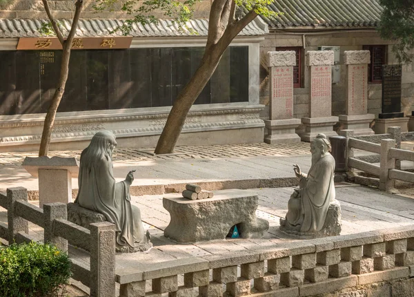 Laoshan Qingdao yakınındaki, Lao Tze ile tartışma Konfüçyüs — Stok fotoğraf