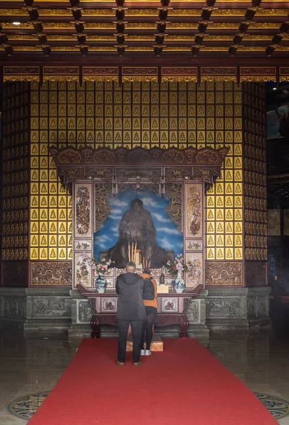 Les fidèles au temple taoïste de Laoshan près de Qingdao — Photo